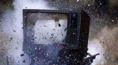 Dítě pustilo televizi. Výbuch vyhnal z domu 35 lidí