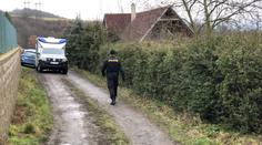 U chaty hrůzy zapalují lidé svíčky. Policie o dvojnásobné vraždě mlčí