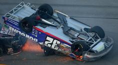 ŠÍLENÉ! Obrovská havárie a jízda po střeše. Závody NasCar ukázaly svou tvář