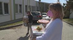 Učitelky pomohly záchranářům a lékařům: Upekly plná auta dobrot