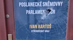Na kancelář Ivana Bartoše někdo zaútočil sekerou. U dveří ležela černá růže