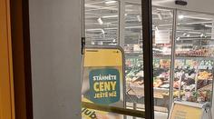 Opilý muž se na Havlíčkobrodsku vloupal do supermarketu, usnul na bednách s pivem