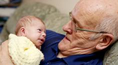 To je tedy něco! Muži (73) a jeho přítelkyni se narodilo druhé dítě