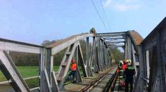 Kluk lezl na železniční most, výboj z troleje ho srazil z šesti metrů!