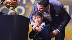 Co to bylo za kloučka? Cristiano Ronaldo představil syna!