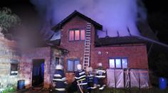 Tragická noc: Při likvidaci požáru domu objevili hasiči tělo kolegy