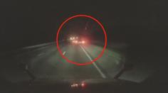Brutální incident na dálnici: Řidič najel v plné rychlosti do motorkáře, ze záběrů mrazí