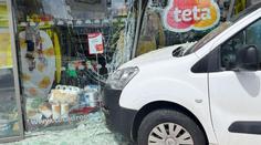 Děsivá nehoda v Praze: Auto projelo výlohou drogerie. Policie jela jinam