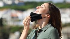 Slováci odkládají respirátory. V jiných sousedních státech jsou opatření přísnější