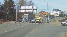 Na přechodu nedali přednost sanitce. Teď je hledá policie