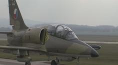 Česká stíhačka slaví čtyřicátiny, létá po celém světě