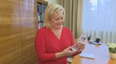 Ministři v demisi vyklízeli kanceláře. Schillerová balila anděly, Dostálová hřeben