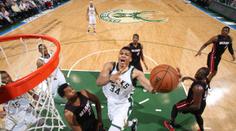 Řecký obr přerušil vítěznou sérii Miami, šlágr ovládla Oklahoma
