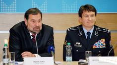 Policejní šéfové si nechávali posílat důležité spisy, zdržovali tím vyšetřování?