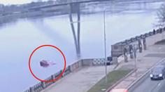 VIDEO: Auto odcouvalo přes rušnou silnici přímo do řeky. Řidič udělal zásadní chybu