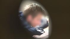 Psychopat se zabarikádoval v bytě. Policie ho sledovala kukátkem