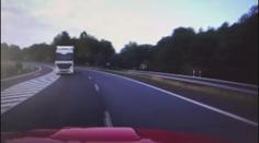 Hasiči jeli k nehodě, v protisměru se na ně vyřítil kamion! VIDEO