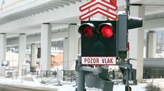 VJELA S AUTEM POD VLAK! Řidička (31) svým zraněním podlehla