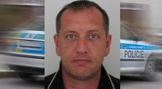 Vydával se za agenta CIA i lékaře, od žen vylákal miliony! Hledá ho policie
