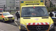 Nehoda tří aut a tramvaje v Praze. Žena skončila po srážce v nemocnici