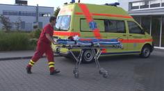 Žena měla při převozu do nemocnice zaútočit na záchranáře. Hrozí jí vězení