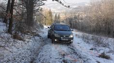 VIDEO: Řidič vyskočil během jízdy a utekl do lesa