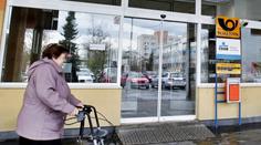 Důchodce čeká za pár dní změna. Na České poště si budou muset připlatit