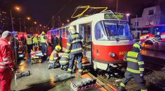 Tramvaj v Praze srazila muže. Záchranáři do nemocnice odvezli jeho i ženu