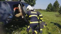Vrtulník se v Žamberku zřítil do zámeckého parku, dva lidé se zranili