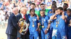 Trump juchal na fotbale rok po atentátu. Narušil oslavy Chelsea, hráči se divili
