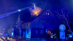 U požáru penzionu v Horní Malé Úpě zasahovalo šest jednotek hasičů, lidé stihli dům opustit