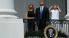 Úplné zatmění Slunce okouzlilo svět! Díval se i Trump s rodinou