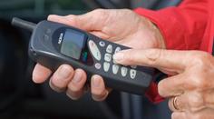 Před 30 lety dostali Češi první mobilní síť. Z tehdejších cen mobilů vám spadne brada
