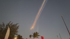 VIDEO: Lidé natočili padající trosky rakety SpaceX. Na nebi nechaly neobvyklou stopu