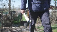 Kriminálka obvinila podezřelého muže. Loni měl zaútočit sekerou na policisty, jeden ho pak postřelil