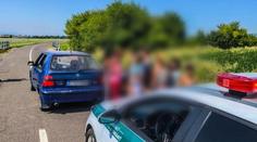Na Slovensku chytili „klaunskou“ felicii. Policie nechápe, jak se dovnitř vešlo 18 lidí