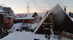 Muž v dílně rozlil benzín u kamen, po výbuchu ho odvážel vrtulník!
