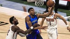 Milwaukee jde do finále bez klíčového hráče. Potvrdí Suns roli favorita?