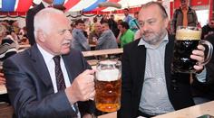 Soud na nás poštval lůzu, řekl Klausův muž po zveřejnění stotisícového platu