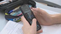 Ve Vsetíně zakázali mobily ve školách. Nesouhlasí ředitelé ani rodiče