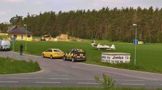 VIDEO: Letadlo nouzově přistálo u Mladé Boleslavi, tlačili ho vesnicí