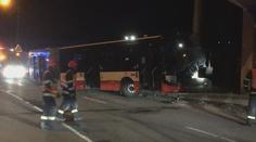 Autobus v Brně narazil do lampy. Zranilo se 11 lidí, tři z nich těžce