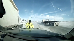 Děsivý moment: Policistu jen o pár centimetrů minul neovladatelný kamion