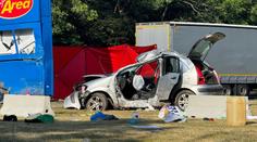 Vážná nehoda na D7: Auto vyletělo z dálnice, narazilo do totemu. Řidič zemřel
