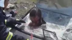 Ženě se při nehodě zasekla hlava v předním skle. Zázrakem přežila. VIDEO