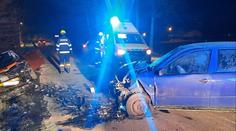 Auto ve Velvarech prorazilo zeď. V Pávově řidička bourala kvůli zamrzlým oknům