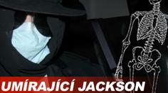 Umírající Jackson. S kloboukem, rouškou a celý zahalený