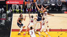 Denver uspěl venku i podruhé. Od zisku historického titulu ho dělí jediná výhra
