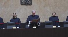 Ústavní soud se zastal Aničky znásilňované otčímem. Rozsudek s podmínkou ale nezrušil