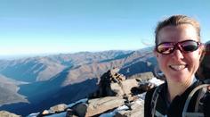 Esther volala příteli z Pyrenejí, pak zmizela. Kvůli počasí patrání přerušili do jara